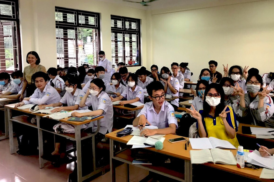 Việc dạy ôn theo định hướng đề thi của Bộ GD&amp;ĐT, đánh giá được sự tiến bộ của HS qua chấm bài/chữa bài.