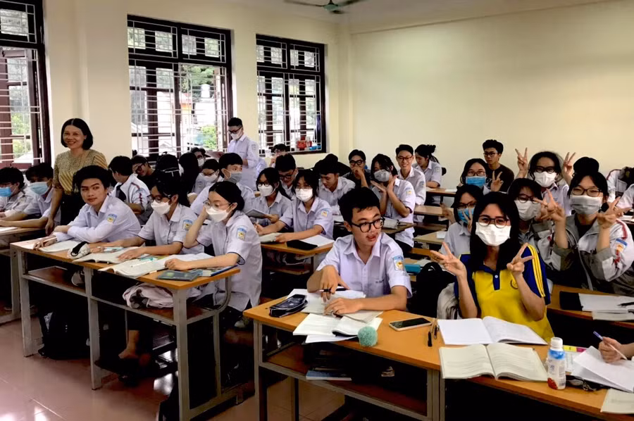 Việc dạy ôn theo định hướng đề thi của Bộ GD&amp;ĐT, đánh giá được sự tiến bộ của HS qua chấm bài/chữa bài.