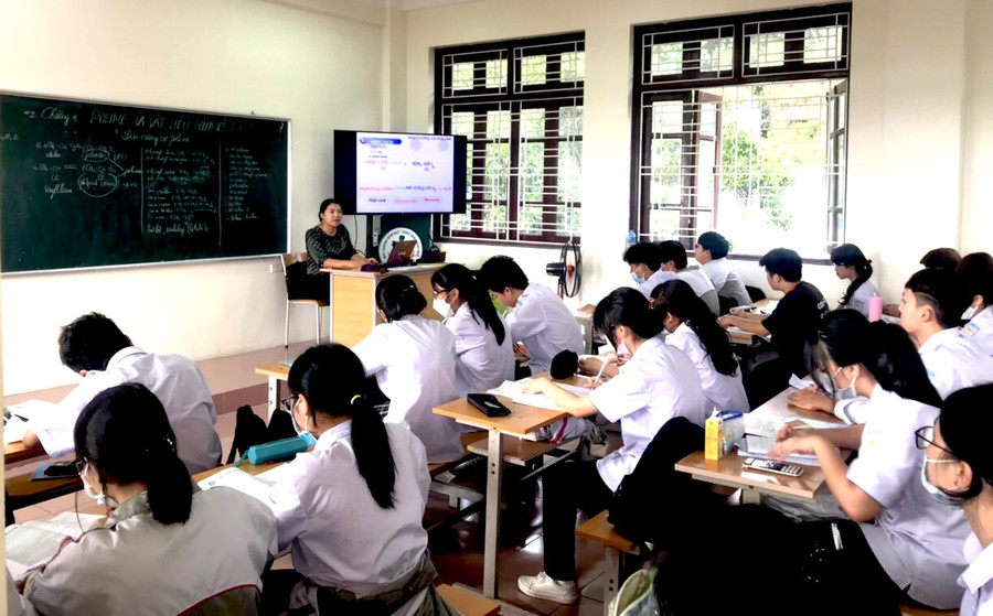 Giáo viên bộ môn trực tiếp tư vấn và hướng dẫn cho học sinh đăng ký môn ôn thi theo năng lực, trình độ của học sinh.