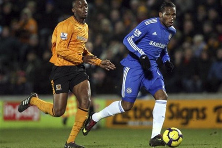 … Didier Drogba (xanh) là Tiền đạo xuất sắc nhất thế giới