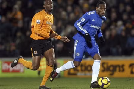 … Didier Drogba (xanh) là Tiền đạo xuất sắc nhất thế giới