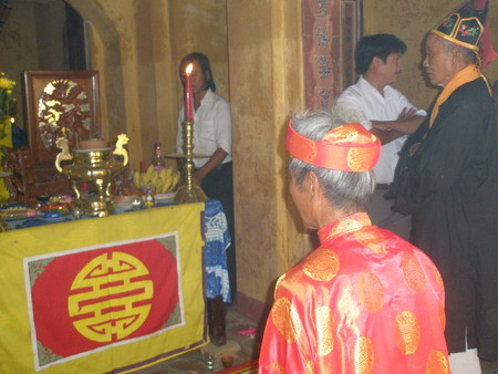 Lễ tế tại miếu thờ Thần Hoàng của làng gốm Thanh Hà. Đến nay, tại Thanh Hà, có khoảng 10 hộ gia đình chủ yếu mưu sinh bằng nghề làm gốm.