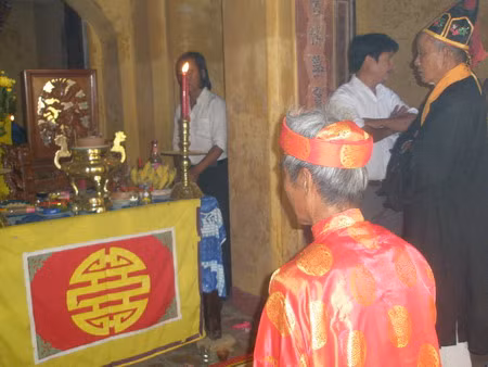 Lễ tế tại miếu thờ Thần Hoàng của làng gốm Thanh Hà. Đến nay, tại Thanh Hà, có khoảng 10 hộ gia đình chủ yếu mưu sinh bằng nghề làm gốm.