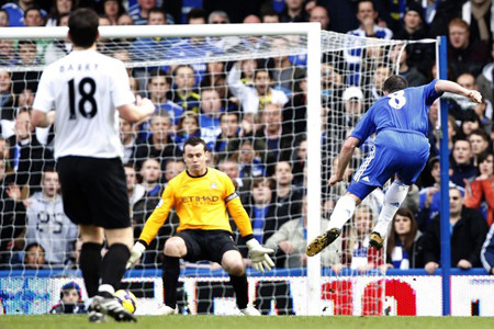 Frank Lampard ghi bàn thắng mở tỷ số cho đội chủ sân Stamford Bridge