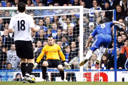 Frank Lampard ghi bàn thắng mở tỷ số cho đội chủ sân Stamford Bridge