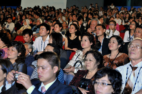 Khoảng 1.000 bà con Việt kiều về Việt Nam ăn Tết đã đón xem chương trình nghệ thuật Xuân Quê hương. Khoảng 1.000 bà con Việt kiều về Việt Nam ăn Tết đã đón xem chương trình nghệ thuật Xuân Quê hương.