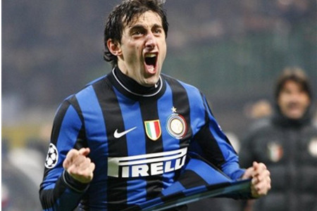 Milito ghi bàn thắng mở tỷ số cho Inter Milan ở ngay phút thứ 3 của trận đấu