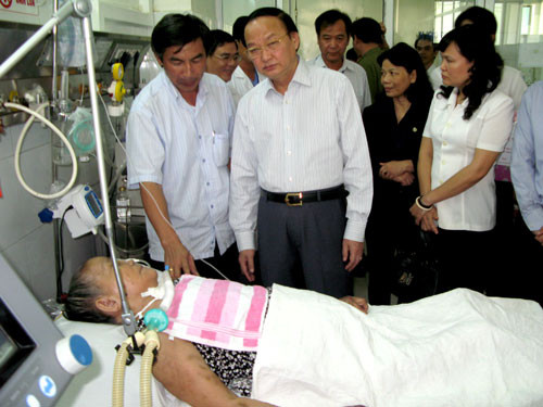 Ông Tô Huy Rứa thăm hỏi bệnh nhân tại BV Đà Nẵng