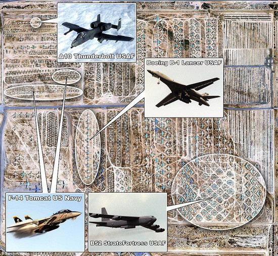 4 trong nhiều loại máy bay quân sự ở Arizona Four of the numerous types of military aircraft kept at the site in Arizona Read more: http://www.dailymail.co.uk/news/article-1253068/Massive-22billion-air-force-scrap-yard-revealed-high-resolution-Google-Earth.html#ixzz0gNewS9ma