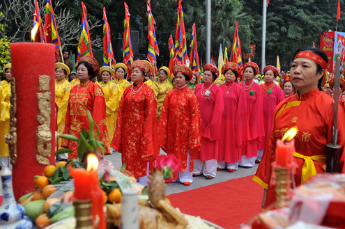 Các đoàn tế lễ trang phục chỉnh tề rực rỡ màu sắc. Các đoàn tế lễ trang phục chỉnh tề rực rỡ màu sắc.