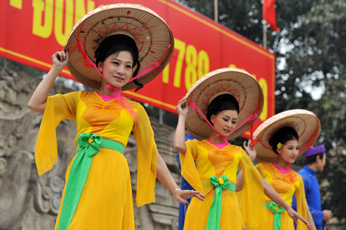 Các tiết mục ca múa nhạc dân tộc và hát quan họ. Các tiết mục ca múa nhạc dân tộc và hát quan họ.