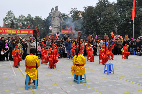 Thi đấu cờ người truyền thống hàng năm. Thi đấu cờ người truyền thống hàng năm.