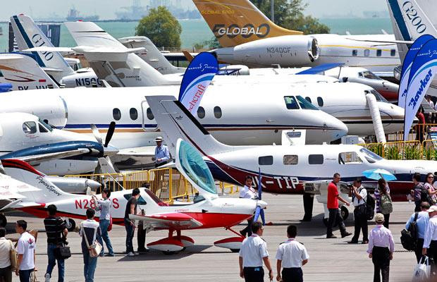 Cận cảnh triển lãm hàng không lớn nhất châu Á (clip) ảnh 11 Visitors walk among private jets at a static display on the opening day of the show
