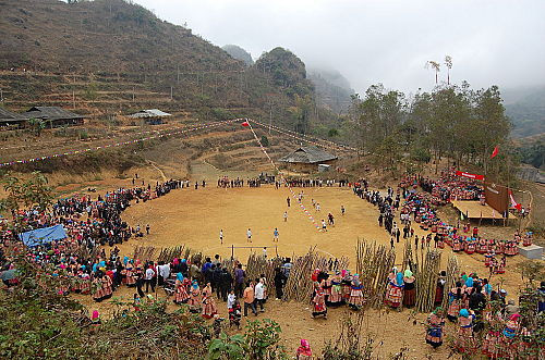 Hội Gầu Tào ở đây được tổ chức giữa những sườn núi tràn nắng...