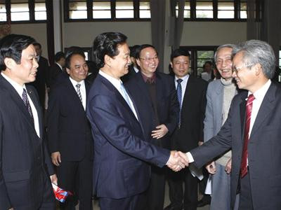 Thủ tướng Nguyễn Tấn Dũng và các đại biểu tham gia buổi giao ban Báo chí (ảnh: vov) Thủ tướng Nguyễn Tấn Dũng và các đại biểu tham gia buổi giao ban Báo chí (ảnh: vov)