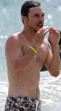 Kevin năm 2004 và 2009 Mô tả ảnh.