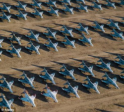 "Nghĩa địa" cỗ máy chiến tranh trị giá 35 tỉ USD ảnh 6 On the left are B-52 bombers, which were built to carry nuclear weapons. They have been chopped up for scrap and (right) these are F-4 Phantom fighter-bombers which were used extensively in the Vietnam War Read more: http://www.dailymail.co.uk/news/article-1253068/Massive-22billion-air-force-scrap-yard-revealed-high-resolution-Google-Earth.html#ixzz0gNfSG82S