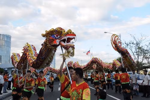 People perform dragon dance to welcome the Chinese traditional lunar New Year in front of the biggest shopping mall of Philippines in Manila, Feb. 13, 2010. (X