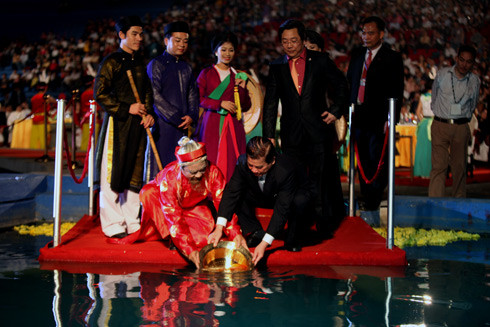 Chủ tịch nước thực hiện nghi lễ thả cá chép. Ảnh: Hoàng Hà Chủ tịch nước thực hiện nghi lễ thả cá chép. Ảnh: Hoàng Hà