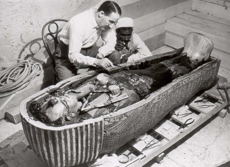 Nhà khoa học Howard Carter xem xét xác ướp vua Tut vào năm 1922 Howard Carter examines the Pharaoh Tutankhamun in 1922. He was financed by the antiquity enthusiast Lord Carnarvon Read more: http://www.dailymail.co.uk/sciencetech/article-1251476/King-Tutankhamun-died-broken-leg-worse-malaria.html#ixzz0fn6sIPM3