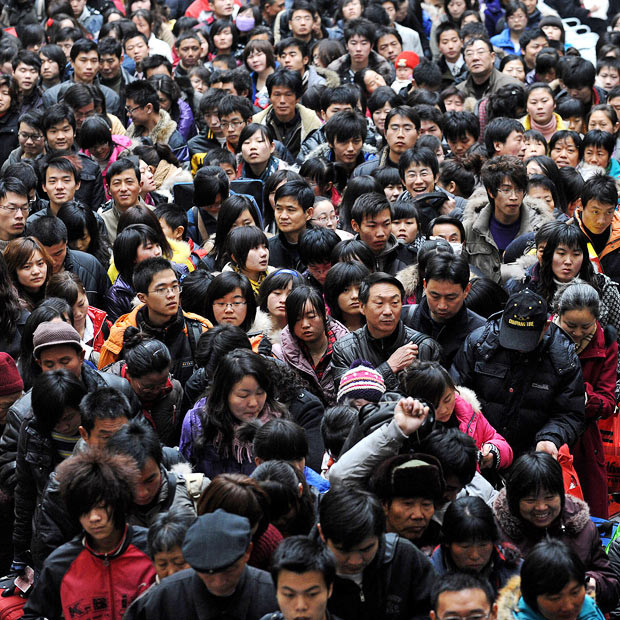 Khoảng 150 triệu người Trung Quốc chen chân về quê ăn Tết ảnh 1 Passengers wait to board a train at a station in Hefei, east China’s Anhui province. More than 150 million people are expected to return to their home towns and villages for the Lunar New Year which falls on February 14