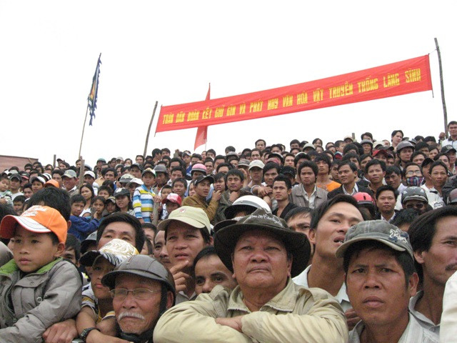 Trẻ em háo hức xem hội vật.