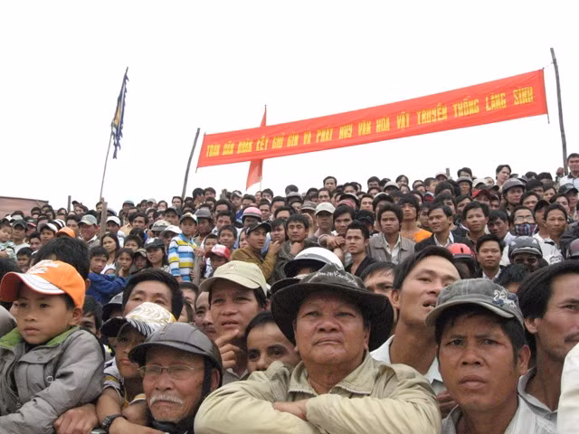 Trẻ em háo hức xem hội vật.