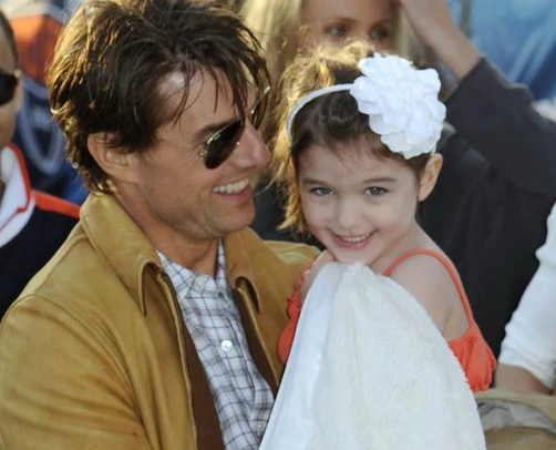 Suri Cruise e thẹn trong tay bố Tom