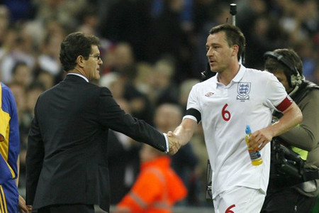 HLV Fabio Capello (trái) sẽ là người đưa ra quyết định về chiếc băng đội trưởng của John Terry (phải)