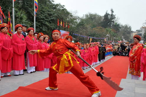 Múa võ cổ truyền dưới chân tượng đài vua Quang Trung. Múa võ cổ truyền dưới chân tượng đài vua Quang Trung.