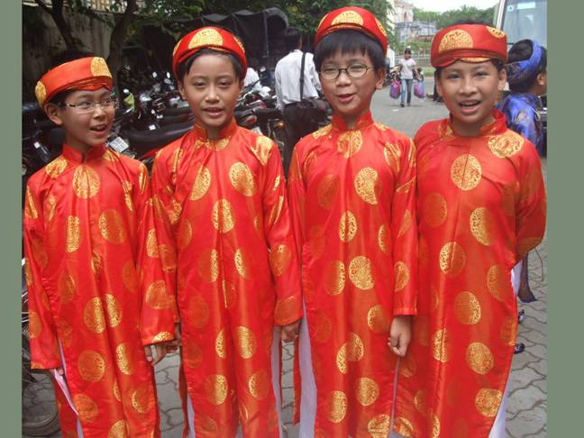 Nam sinh trong trang phục truyền thống khi tham gia hát dân ca.