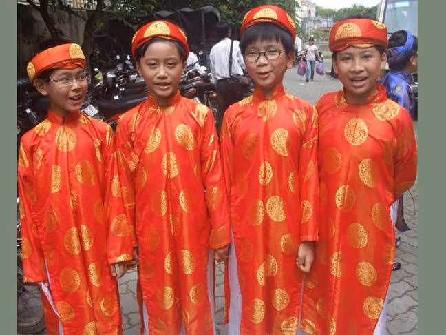 Nam sinh trong trang phục truyền thống khi tham gia hát dân ca.