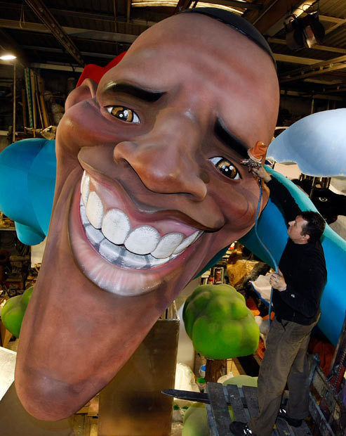 Một công nhân đang tạo hình dáng Tổng thống Mỹ trước buổi diễu hành ở Nice, đông nam nước Pháp A worker puts final touches on a giant figure of US President Barack Obama during preparations for the parade in Nice, south-eastern France