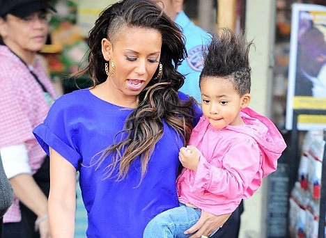 Mẹ con Mel B cùng khoe mái tóc cạo