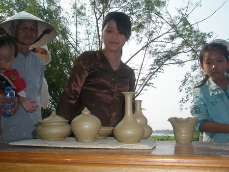 Về làm dâu ở Thanh Hà từ năm 18 tuổi, chị Thúy phải học từ cách nhồi đất, đẩy bàn quay. Và phải 3 năm sau mới chuốt gốm thành thạo. Đến nay, Thúy đã có 13 năm theo nghề gốm của gia đình.