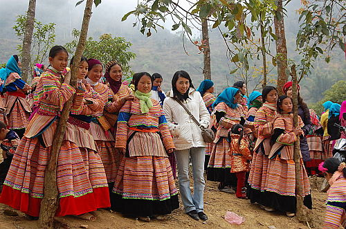 Những thiếu nữ H’Mông vui vẻ xem hội Gầu Tào