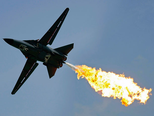 Cận cảnh triển lãm hàng không lớn nhất châu Á (clip) ảnh 1 A Royal Australian Air Force F-111 Aardvark jet performs a
