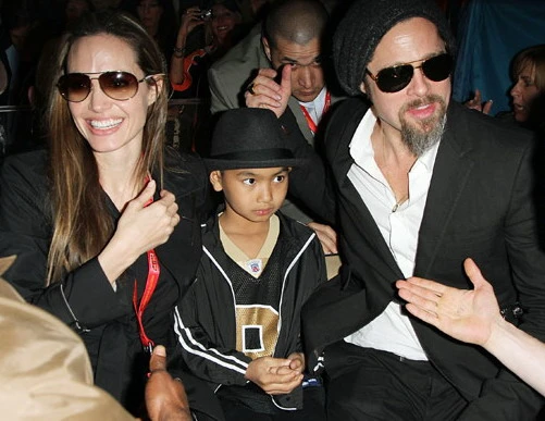 Cặp đôi Jolie – Pitt và con trai Maddox hạnh phúc bên nhau