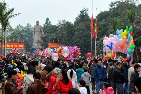 Hàng nghìn người về dự lễ hội kỷ niệm 221 năm chiến thắng Ngọc Hồi - Đống Đa sáng mùng 5 Tết. Hàng nghìn người về dự lễ hội kỷ niệm 221 năm chiến thắng Ngọc Hồi - Đống Đa sáng mùng 5 Tết.