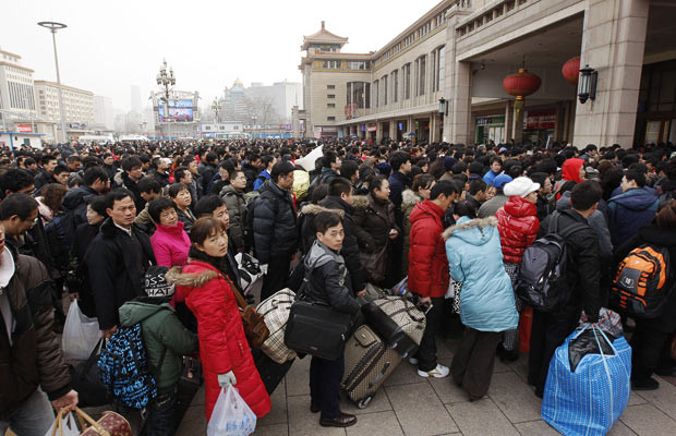 Khoảng 150 triệu người Trung Quốc chen chân về quê ăn Tết ảnh 2 Thousands of people queue outside a railway station in Beijing