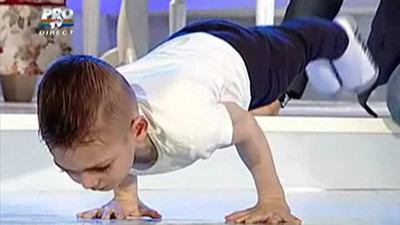 Cậu bé Giuliano biểu diễn với đôi tay khỏe khoắn Cậu bé Giuliano biểu diễn với đôi tay khỏe khoắn