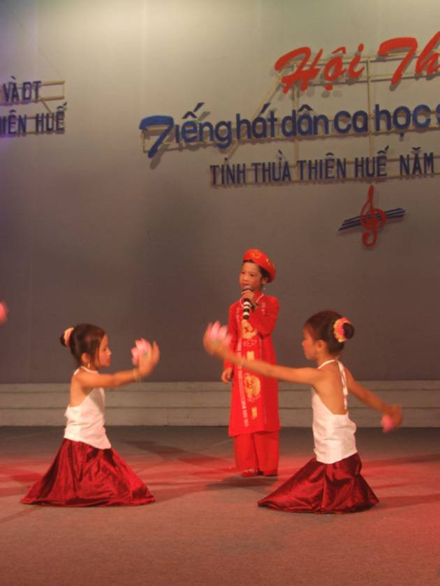 Học sinh tham gia Hội thi “Tiếng hát dân ca”