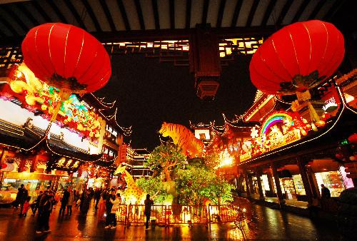 Photo taken on Feb. 7, 2010 shows the exquisite large festooned lantern of Shengxiao Tiger in trial lighting, during the trial illumination of the 2010 Shanghai Yuyuan Garden New Spring Folklore Artistic Lanterns Fair in downtown Shanghai, east China.