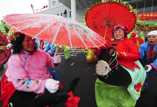 Actresses perform folk program 