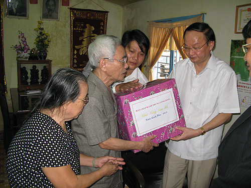 Ông Tô Huy Rứa thăm, tặng quà chúc sức khỏe gia đình ông Nguyễn Tiến Lợi (Ảnh: Thanh Hà)