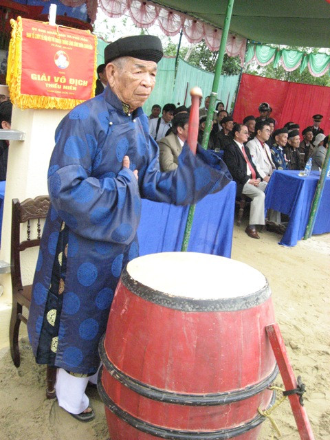 Đại diện bô lão làng Sình đánh trống khai hội và trống vào cuộc đấu vật.