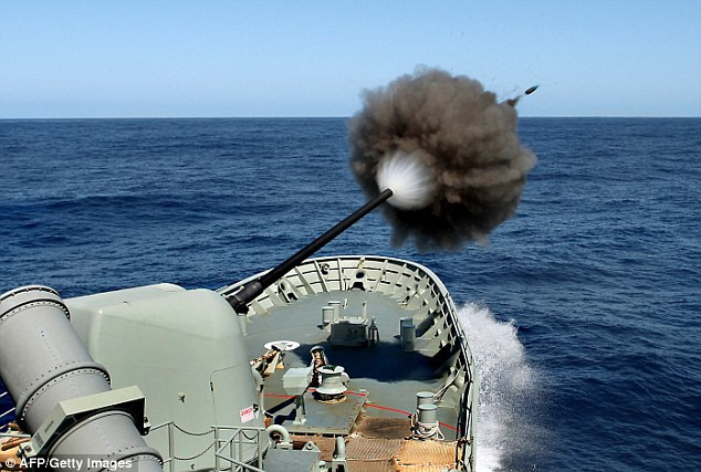 Khoảnh khắc ấn tượng khi pháo rời nòng ảnh 1 The moment a 5-inch cannon on board HMAS Anzac was fired during a training exercise was captured by Andrew Dakin Read more: http://www.dailymail.co.uk/news/worldnews/article-1254199/The-amazing-moment-shell-blasted-5-inch-warship-cannon.html#ixzz0gkaK0arZ