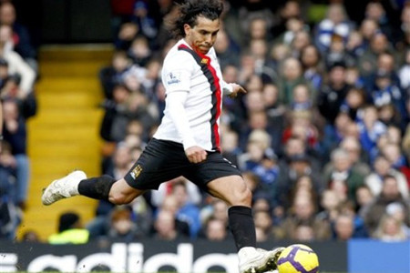 … nhưng lần lượt cả Carlos Tevez…