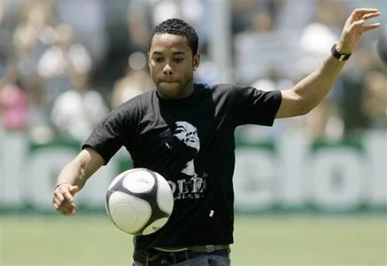 Robinho ghi bàn trong ngày trở lại