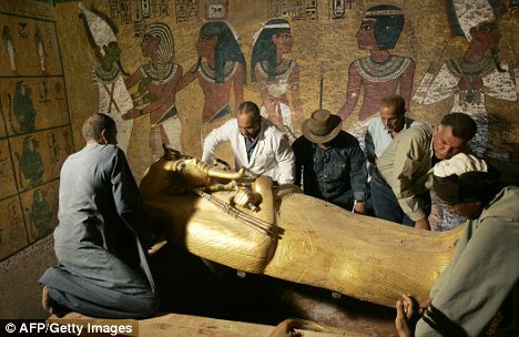 Các nhà khoa học Ai Cập nghiên cứu xác ướp vua Tut Egypt’s antiquities chief Zahi Hawass (third left) headed the latest study of King Tut. He is seen here with the sarcophagus of the pharaoh in in 2007 Read more: http://www.dailymail.co.uk/sciencetech/article-1251476/King-Tutankhamun-died-broken-leg-worse-malaria.html#ixzz0fn5xXZyR